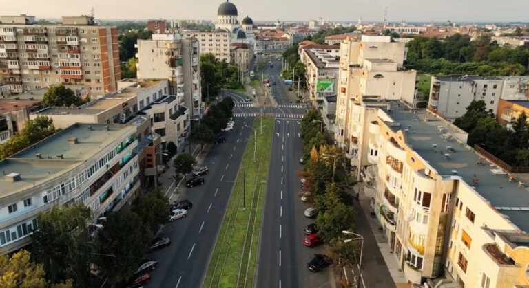 Die Begrünung der Straßenbahnlinien wurde durch die Anordnung von Sedum-Rollen zwischen und außerhalb der Straßenbahngleise über die gesamte Länge des Geländes erreicht
