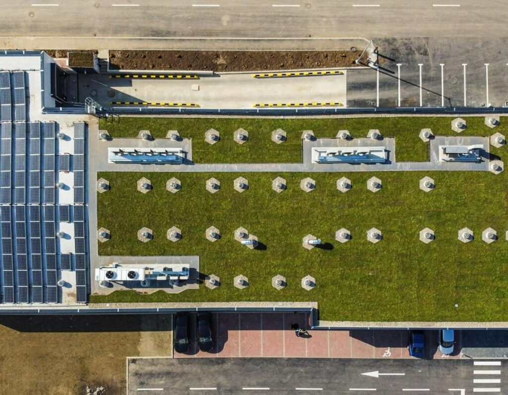 Vorteile von grünen Dächern, die auf nZEB-gebäuden installiert sind